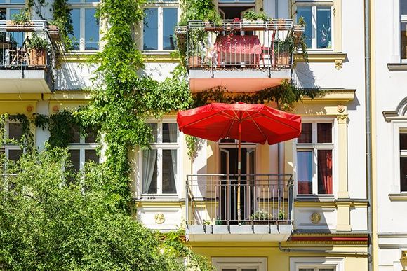 Balkon mit Sonnenschutz in Rot